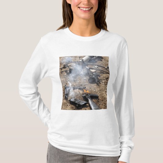 Stukken vijandige wapens liggen op de loer t-shirt (Voorkant)