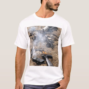 Stukken vijandige wapens liggen op de loer t-shirt