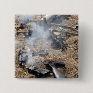 Stukken vijandige wapens liggen op de loer vierkante button 5,1 cm