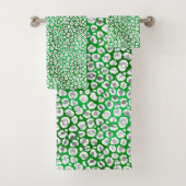 STUNNEN LEOPARD GREEN WHITE BATHROOM TOWEL BAD HANDDOEK (Insitu)