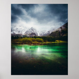 Stunnende regendag in het Fusine-meer in Italië Poster