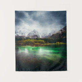 Stunnende regendag in het Fusine-meer in Italië Wandkleed