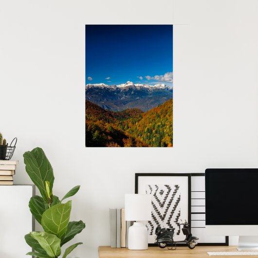 Stunning herfstlandschap met uitzicht op berg Trig Poster (Thuiskantoor)