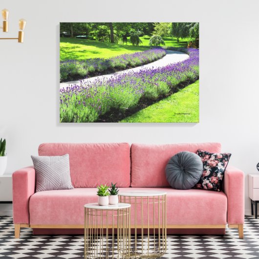 Stunning Lavender-Lined Garden Walk Canvas Afdruk (Insitu (Woonkamer))