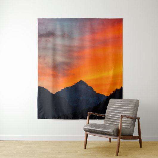 Stunning levendige zonsondergang achter berg wandkleed (In situ)