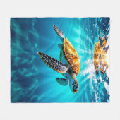 Stunning Sea Turtle in Sunlit Ocean Waters Fleece Deken (Voorkant (Horizontaal))