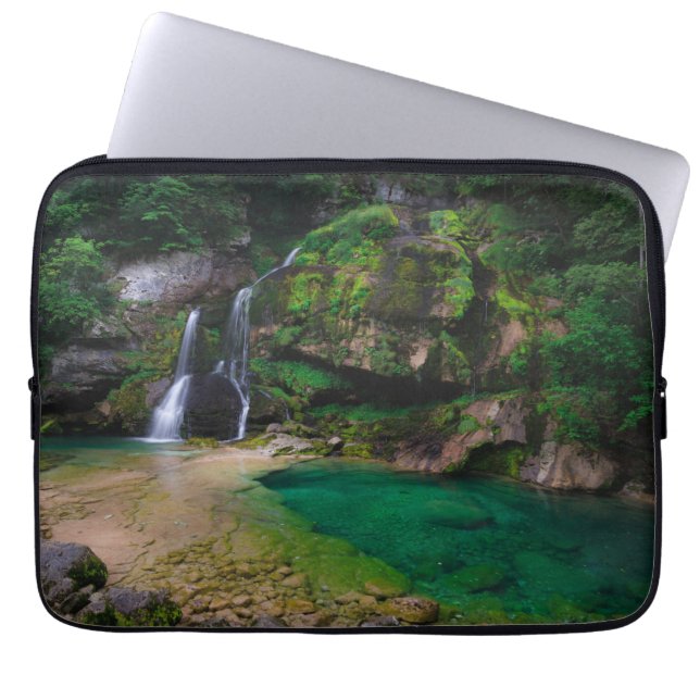 Stunning waterfall Virje, Slovenië Poster Laptop Sleeve (Voorkant)
