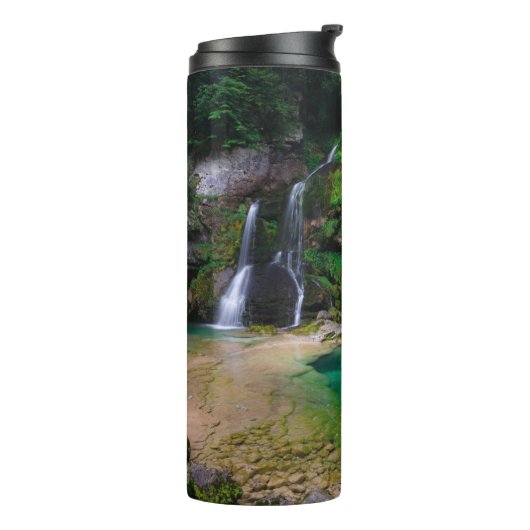 Stunning waterfall Virje, Slovenië Poster Thermosbeker (Gedraaid links)