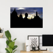 Stupas en Boeddha-standbeeld op Sunset, Borobudur Poster (Thuiskantoor)