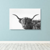 Sturdy highland koe in monochroom canvas afdruk (Insitu (Houten vloer))