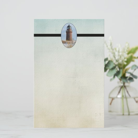 Sturdy Lighthouder op een Rocky Coast in Winter Briefpapier (Staand voorkant)