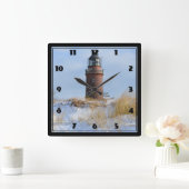 Sturdy Lighthouder op een Rocky Coast in Winter Vierkante Klok (Huis)