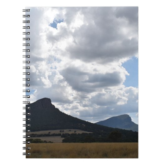 Sturgeon en Abrupt onder dramatische wolken Notitieboek (Voorkant)