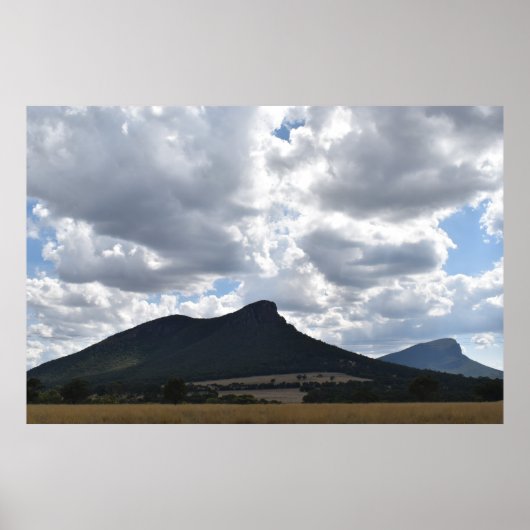 Sturgeon en Abrupt onder dramatische wolken Poster (Voorkant)