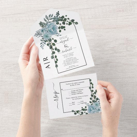 Stustblauw bloemen, boog en monogram bruiloft all in one uitnodiging (Afscheurbaar)