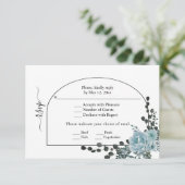 Stustblauw bloemen, boog en monogram bruiloft RSVP kaartje (Staand voorkant)