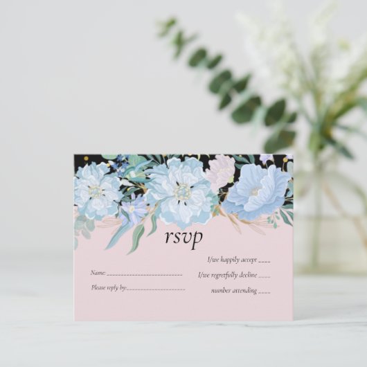 Stusty Blue Blush Pink Floral Wedal Budget Uitnodiging Briefkaart (Staand voorkant)