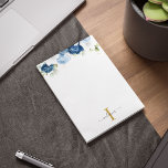 Stusty Blue Floral Monogram Eucalyptus Script Name Notitieblok<br><div class="desc">De elegante florale waterverf dusty blauw,  wit,  en het notitieblok van de vlinderbloemboeket die manuscriptmonogram kenmerken dat u in om het even welk doopvonttype kunt veranderen dat hier beschikbaar is wanneer u de "Personalize"knoop klikt. Wijzig de achtergrondkleur volledig door op de knop "Deze" aan te passen te klikken</div>