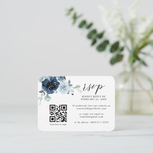 Stusty Blue Navy Pastel Floral QR Code Weddenschap Informatiekaartje (Staand voorkant)