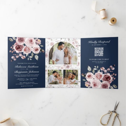 Stusty roze Roses Navy Blue QR Code Weddenschap Drieluik Uitnodiging (Binnen)