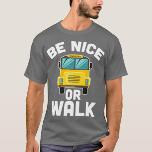 Stuurprogramma's van de leerschool in een prettige t-shirt