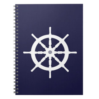 Stuurwiel op de blauwe achtergrond van de marine. notitieboek