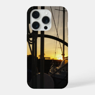 Stuurwiel van zeiljacht met ondergaande zon. iPhone 15 pro case