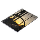 Stuurwiel van zeiljacht met ondergaande zon. notitieboek (Linkerzijde)