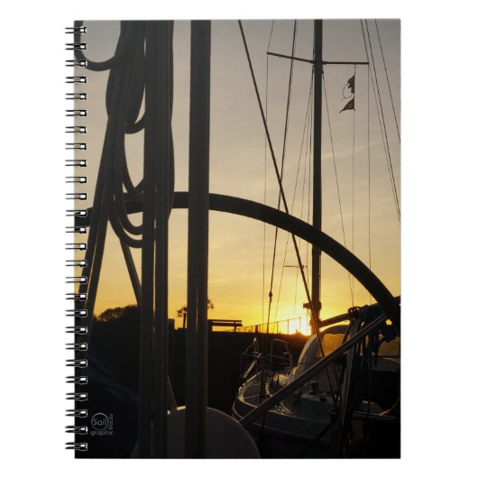 Stuurwiel van zeiljacht met ondergaande zon. notitieboek (Voorkant)