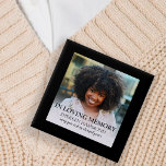 Stylish Black Square Photo Funeral Button<br><div class="desc">Een eenvoudige maar elegante begrafenisknop die is gepersonaliseerd met je favoriete foto van je geliefde en typografie die 'In liefdevol geheugen' staat, hun naam en persoonlijke boodschap. Eenvoudig gepersonaliseerd, kunnen alle doopvontstijlen, grootte en kleuren worden veranderd door op de pas verdere verbinding na het personaliseren te klikken. De knoppen zijn...</div>