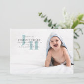 Stylish Blue Monogram Baby Foto Birth Aankondiging (Staand voorkant)