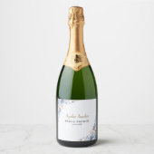 Stylish Bridal Shower with Elegant Blue Blooms Sparkling Wijnetiket (Voorkant)