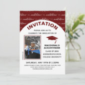 Stylish Burgundy Afstuderen Fotouitnodiging Kaart (Staand voorkant)