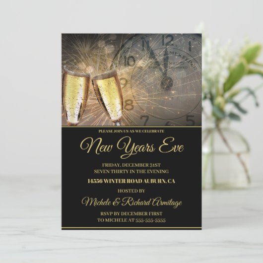 Stylish Champagne en Clock New Years Uitnodiging (Staand voorkant)