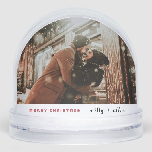 Stylish Christmas | Modern Trendy Couple Photo Met Sneeuwbol (Voorkant)