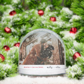 Stylish Christmas | Modern Trendy Couple Photo Met Sneeuwbol (Kerstmis)