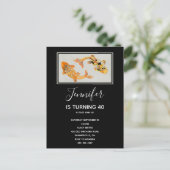 Stylish Gold Koi Fish Birthday Uitnodiging Briefkaart (Staand voorkant)