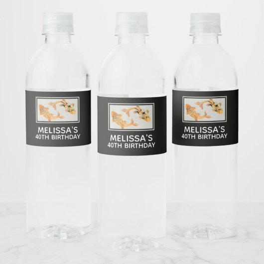 Stylish Gold Koi Fish Birthday Waterfles Etiket (Flessen)