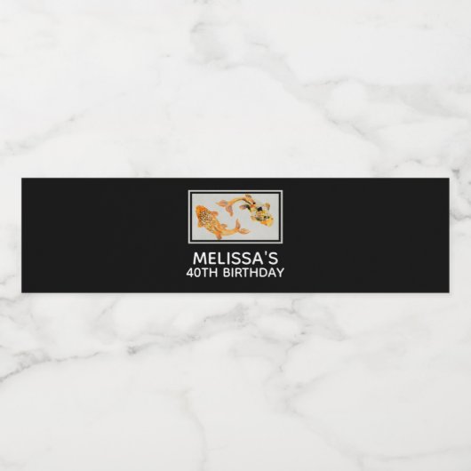 Stylish Gold Koi Fish Birthday Waterfles Etiket (Enkel label)