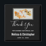 Stylish Gold Koi Fish Wedding Dank je Magneet<br><div class="desc">Abruiloft bedankt je voor magnet met een illustratie van een paar gouden koivissen die samen zwemmen. Zwarte achtergrond.</div>