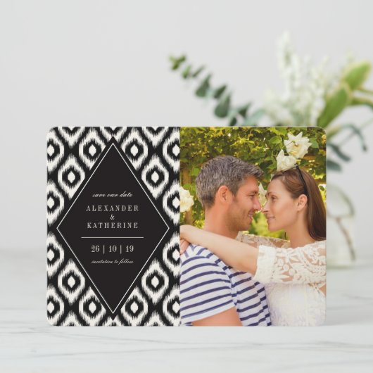 Stylish Mod Diamond Ikat Photo Save the Date Kaart (Staand voorkant)