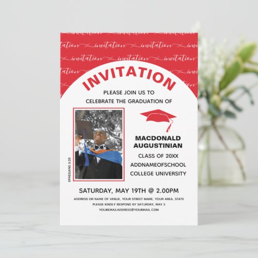 Stylish Red Afstuderen Photo Invitation Kaart (Staand voorkant)