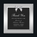 Stylish Silver Gem Bow & Black Wedding Magneet<br><div class="desc">Elegant sparkly Wedding bedankt je magnetje-gunst met een klastige romantische zilveren gem-boog, op een prachtige zilveren en zwarte achtergrond. Alle tekst is volledig aanpasbaar om aan uw vereisten te voldoen. Als je hulp nodig hebt om je product aan te passen of producten wilt aanpassen, kun je contact met me opnemen...</div>
