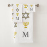 Stylish Star van David Menorah Jewish Monogram Bad Handdoek<br><div class="desc">Stijlvolle, monogrammed joodse badhanddoekset, met faux goud en zilver STAR VAN DAVID en MENORAH in een betegeld patroon tegen een witte achtergrond. De rechteronderhoek heeft een MONOGRAM zodat u uw eigen initiaal kunt toevoegen. Ideaal voor Hanukkah en andere joodse thuisdecor. Kies uit een brede selectie joodse kaarten, geschenken, thuisdecor en...</div>