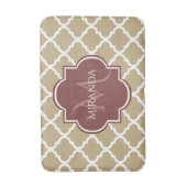 Stylish Tan Quatrefoil Burgundy Monogram en naam Badmat (Voorkant Verticaal)
