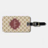 Stylish Tan Quatrefoil Burgundy Monogram en naam Bagagelabel (Voorkant horizontaal)