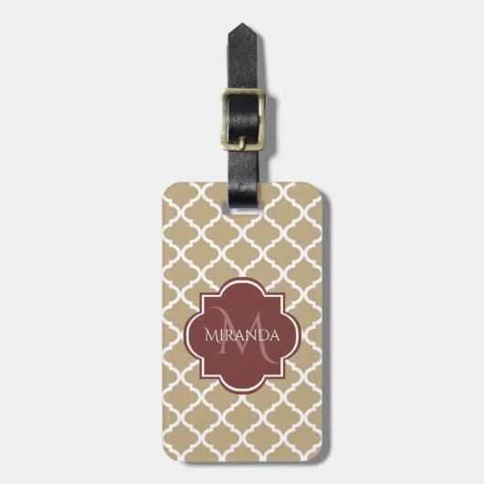 Stylish Tan Quatrefoil Burgundy Monogram en naam Bagagelabel (Voorkant verticaal)