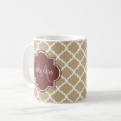 Stylish Tan Quatrefoil Burgundy Monogram en naam Koffiemok (Voorkant links)