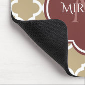 Stylish Tan Quatrefoil Burgundy Monogram en naam Muismat (Hoek)
