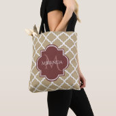 Stylish Tan Quatrefoil Burgundy Monogram en naam Tote Bag (Dichtbij)